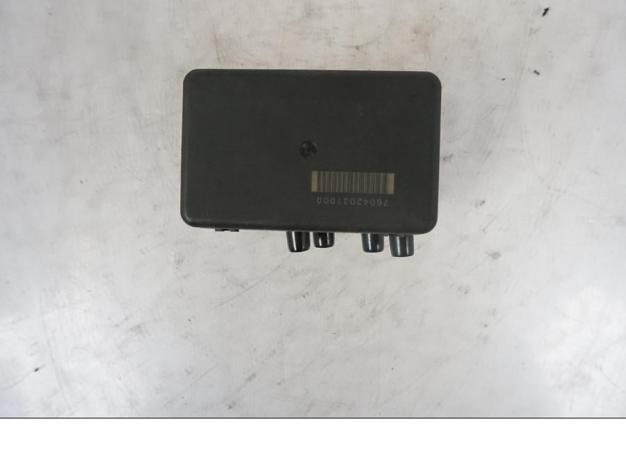 Snett nerifrån på ABS Modulator från en KTM 690 Duke -2014 motorcykel.