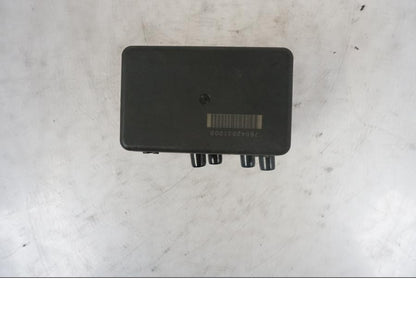 Snett nerifrån på ABS Modulator från en KTM 690 Duke -2014 motorcykel.