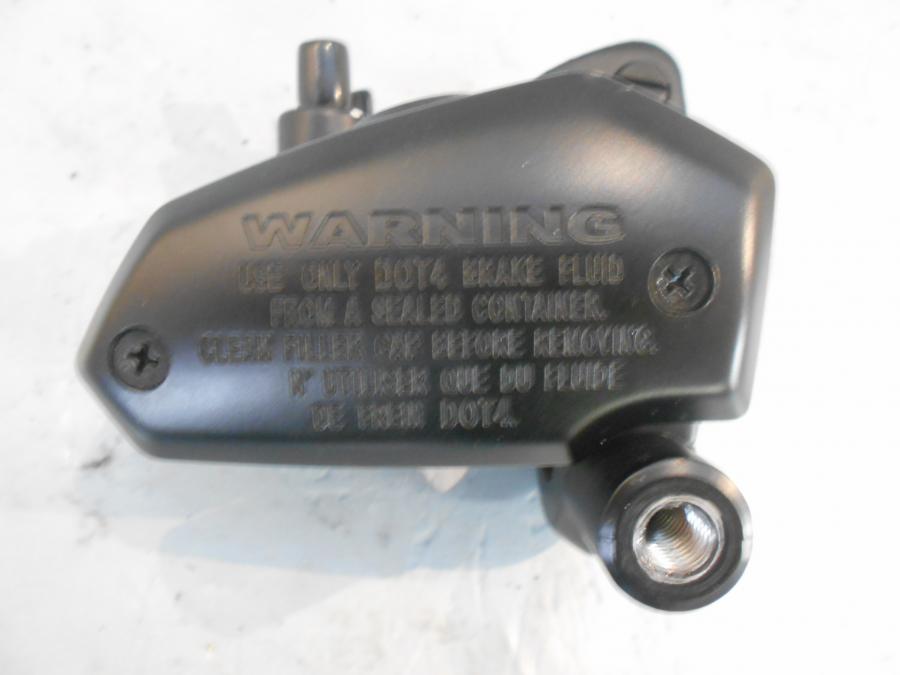 Framsidan på Bromshuvudcylinder från en Kawasaki Z 900 -2018 motorcykel.