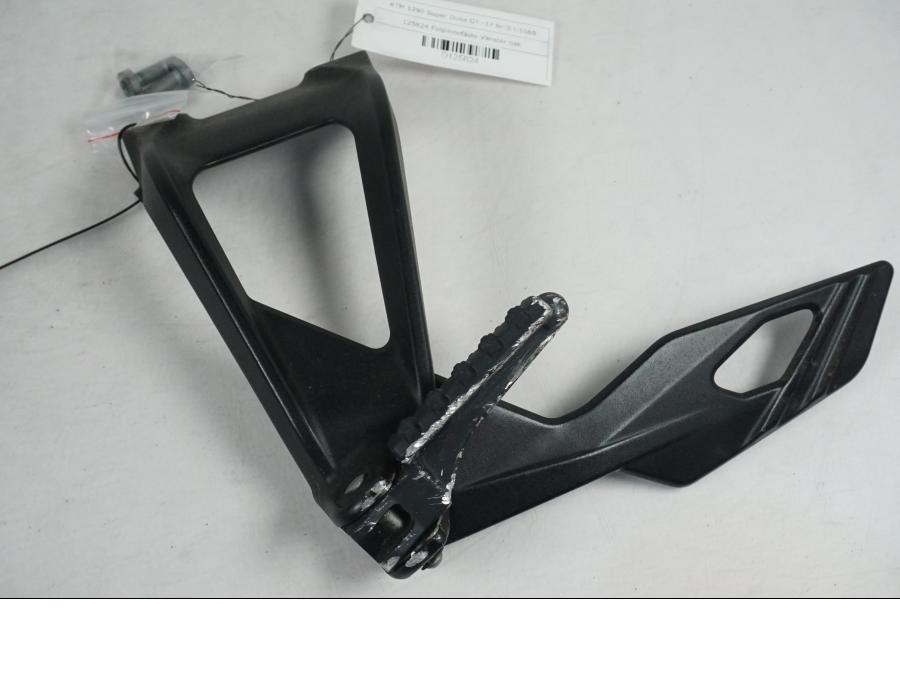 Framsidan på Fotpinnefäste från en KTM 1290 Super Duke GT -2017 motorcykel.