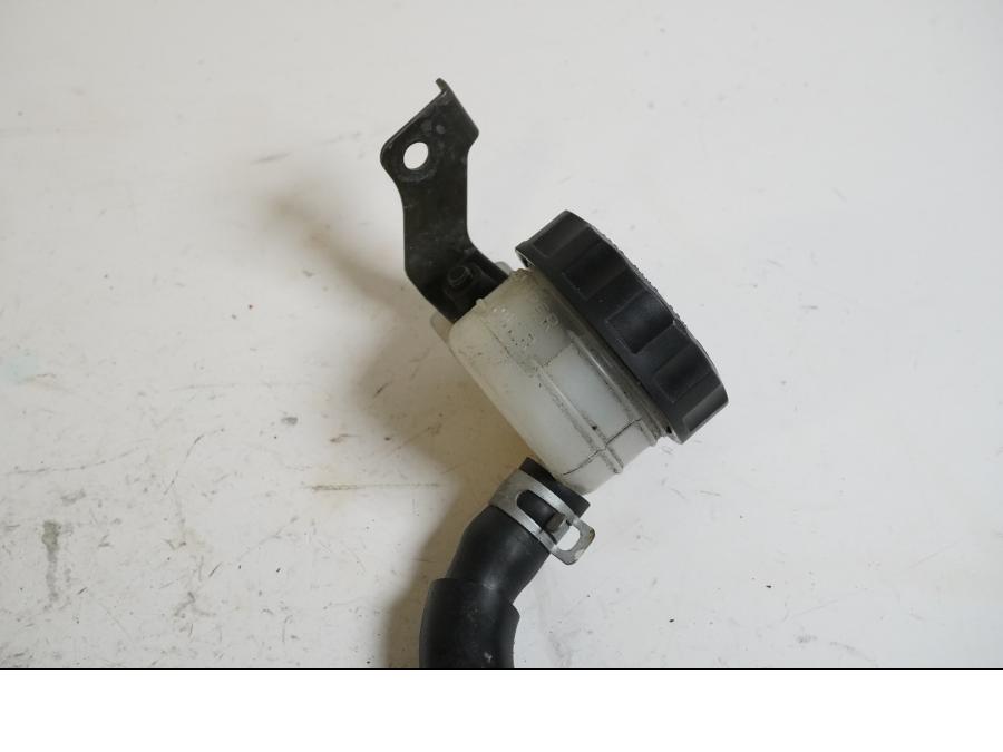 Höger sida på Bromshuvudcylinder från en Kawasaki ZX-12R -2000 motorcykel.