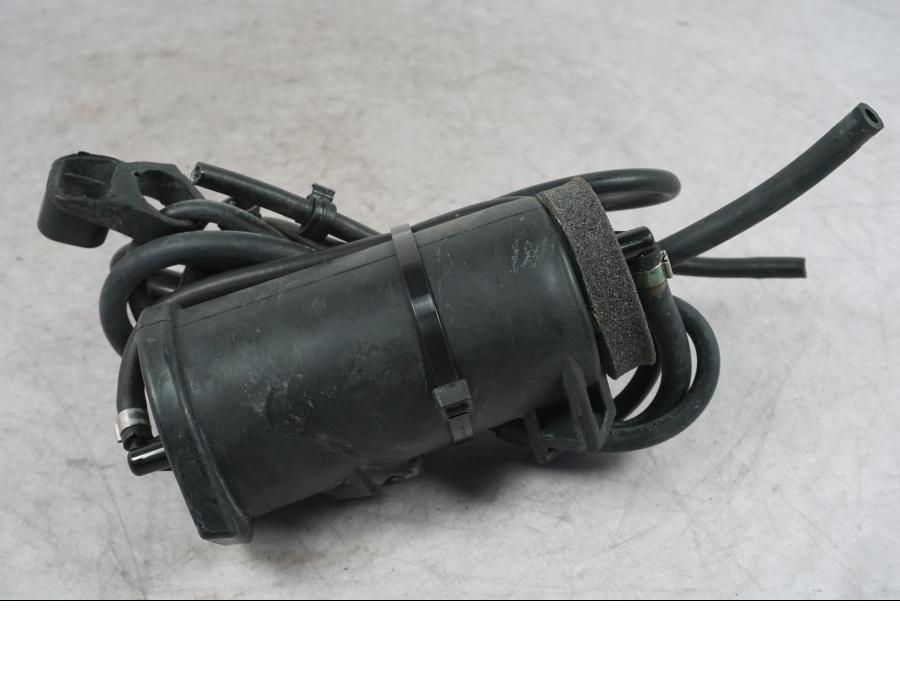 Vänster sida på Fuel Evap System från en Ducati Multistrada V4 -2024 motorcykel.