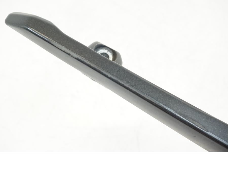 Baksidan på Passagerarhandtag från en Honda CB 600 F -2008 motorcykel.