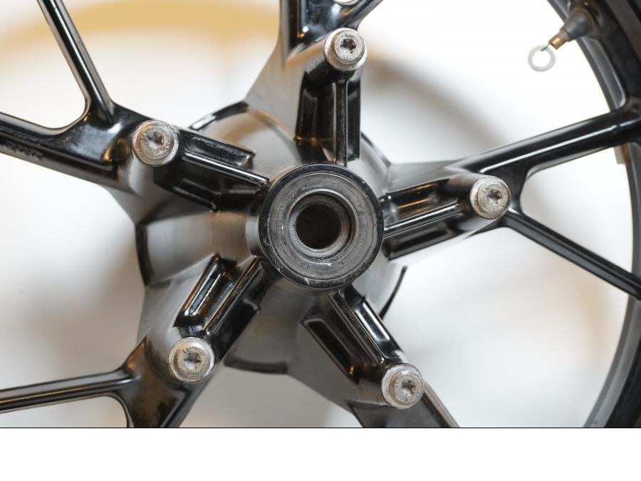 Baksidan på Fälg från en BMW F 700 GS -2014 motorcykel.