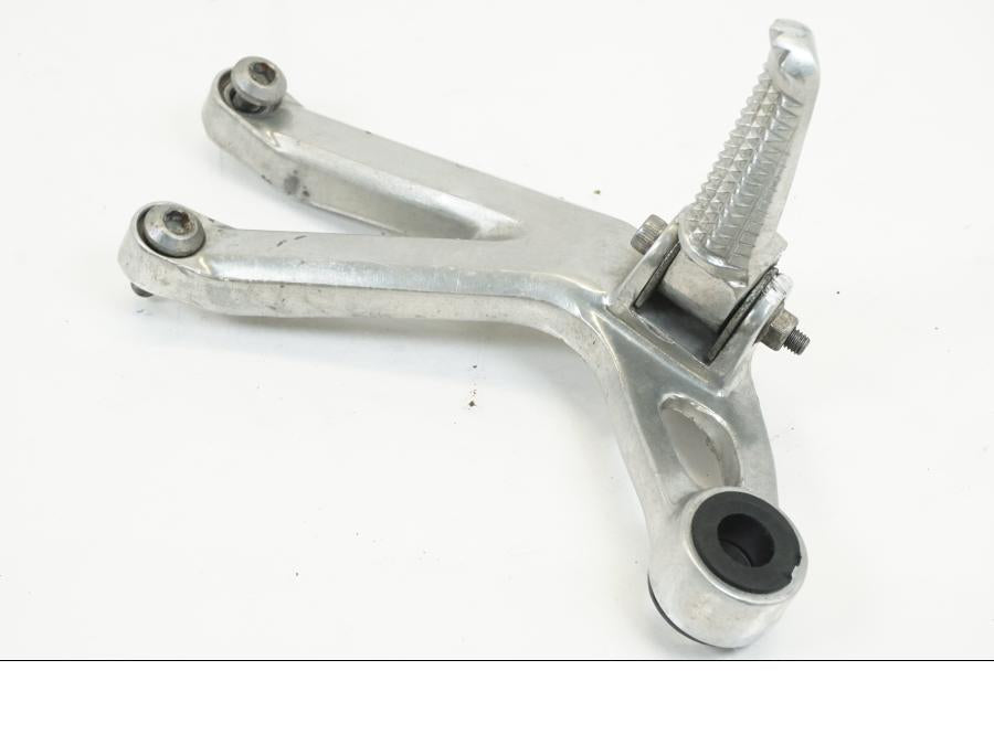 Baksidan på Fotpinne från en Yamaha YZF R6 -1999 motorcykel.