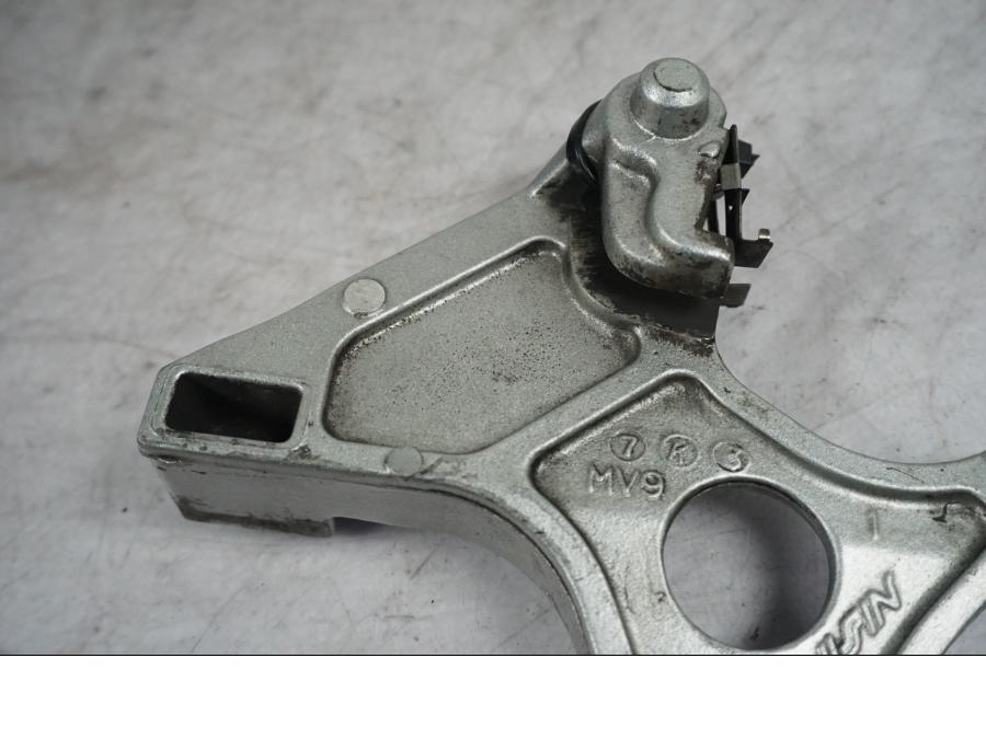 Höger sida på Bromsoksfäste från en Honda CBR 600 -1998 motorcykel.