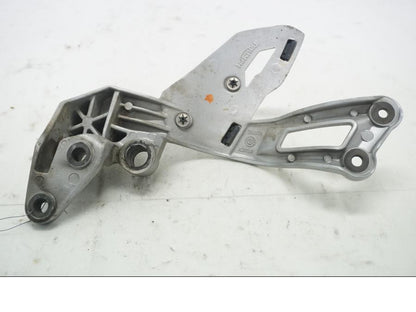 Baksidan på Fotpinnefäste från en Triumph Tiger Explorer -2012 motorcykel.