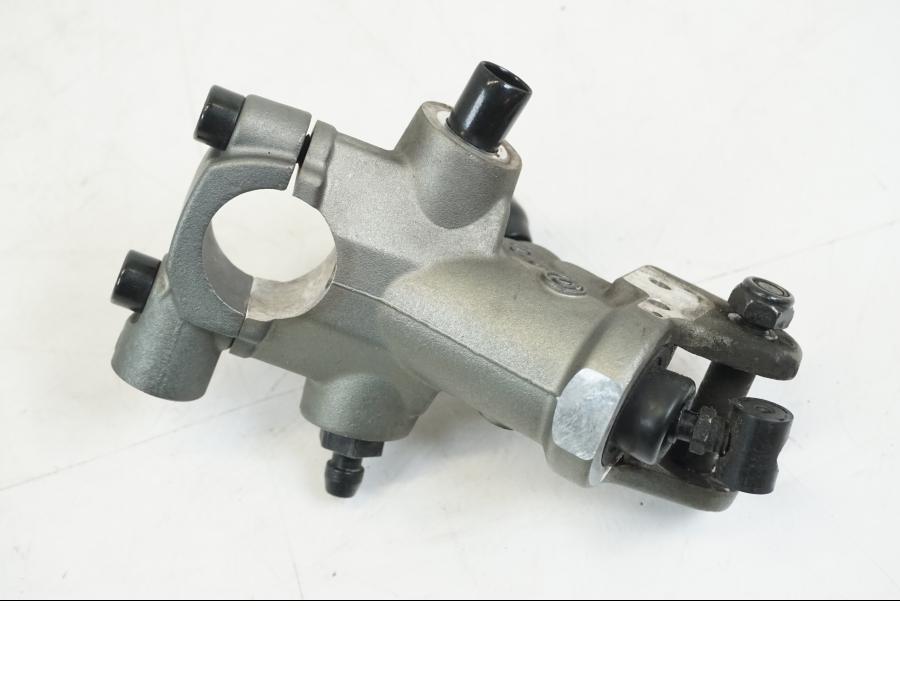 Framsidan på Kopplingshuvudcylinder från en Ducati Streetfighter S -2011 motorcykel.