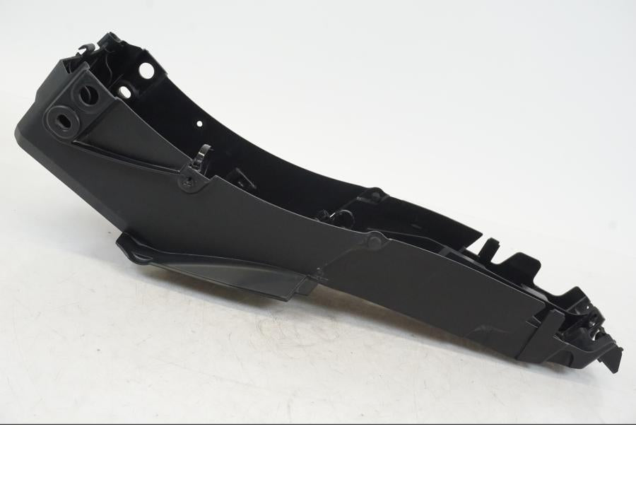 Snett nerifrån på Undertail från en Yamaha YZF R7 -2022 motorcykel.