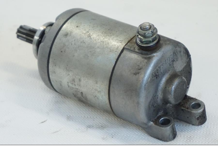 Snett uppifrån på Startmotor från en Yamaha YZF R6 -2006 motorcykel.