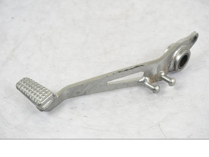 Snett nerifrån på Bromspedal från en Kawasaki Z 900 -2019 motorcykel.