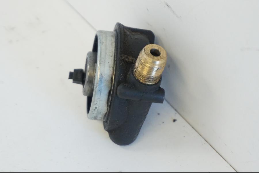 Snett nerifrån på Hastighetsdrivning från en Kymco Agility 125 -2019 scooter.