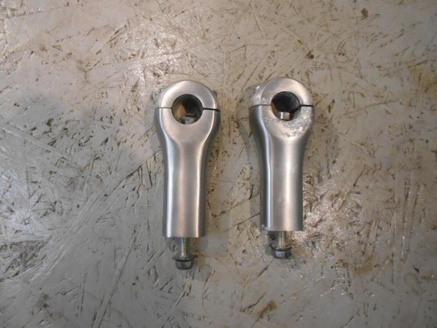 Baksidan på Styrfäste från en Triumph Speedmaster -2010 motorcykel.