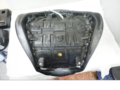 Vänster sida på Sadel från en Yamaha XVZ 1300 -2000 motorcykel.