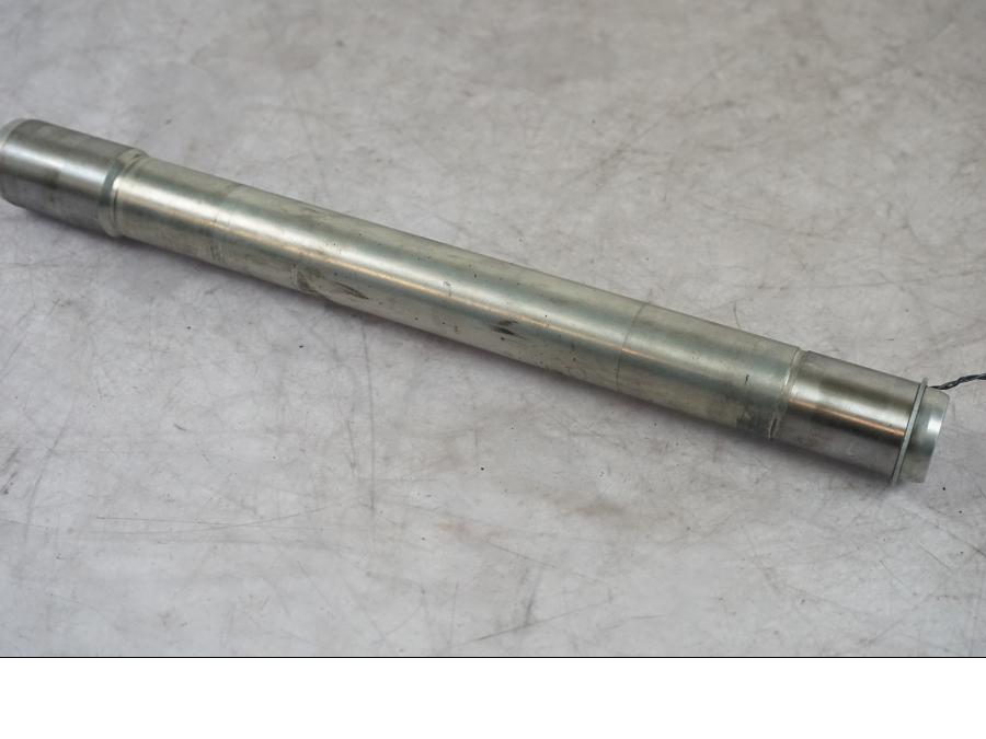 Baksidan på Axel från en BMW F 800 R -2018 motorcykel.