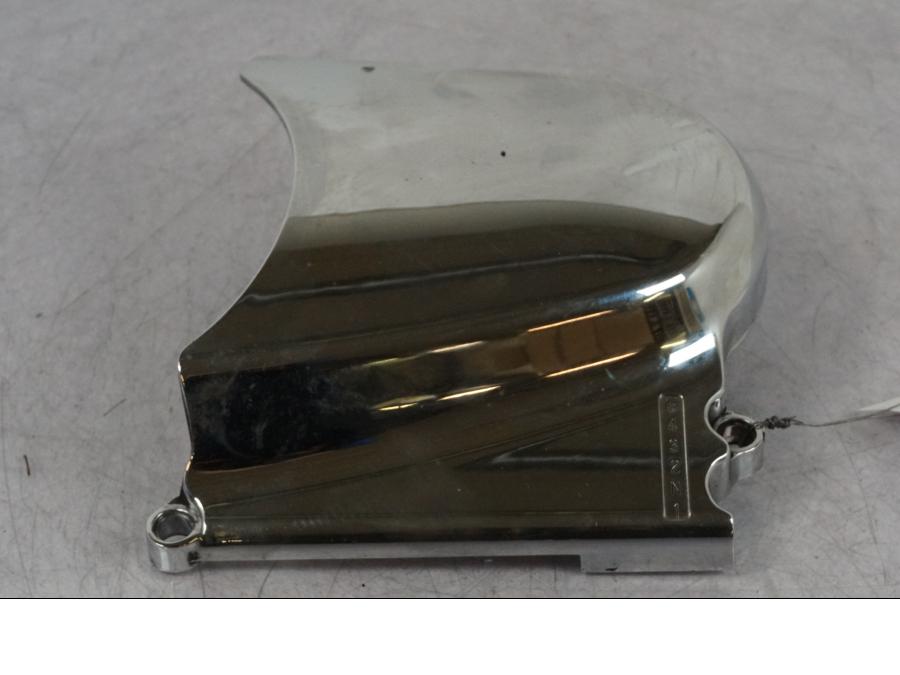 Snett nerifrån på Drevkåpa från en Suzuki VZ 800 -2000 motorcykel.