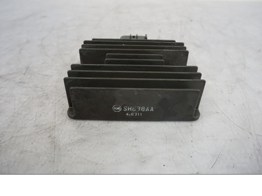 Höger sida på Likriktare från en Kawasaki Versys 650 -2014 motorcykel.