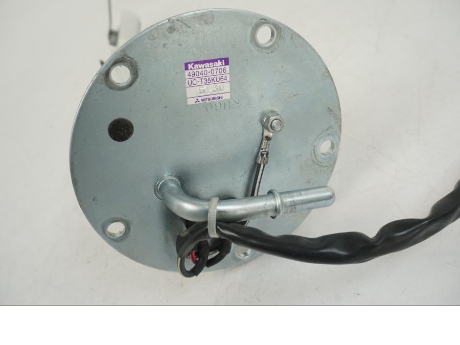 Snett uppifrån på Bensinpump insprut från en Kawasaki ER-6F -2016 motorcykel.