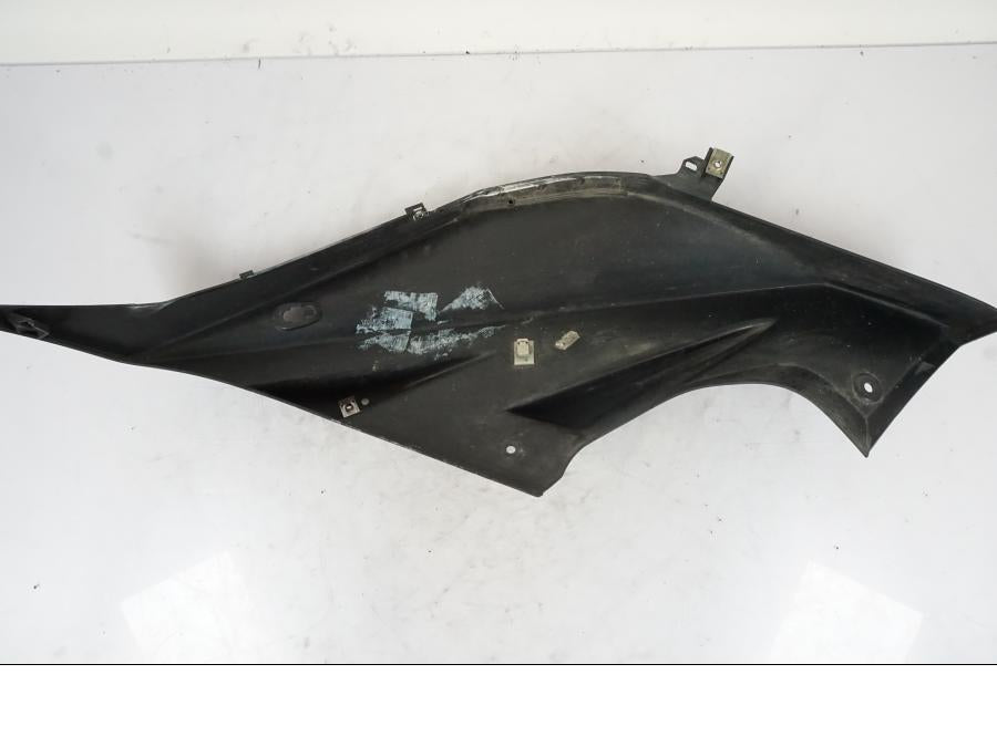 Snett uppifrån på Sidkåpa från en Yamaha YZF-R 125 -2008 motorcykel.