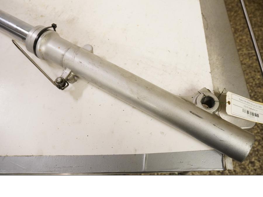 Baksidan på Gaffelben från en Suzuki DR 650 -1991 motorcykel.
