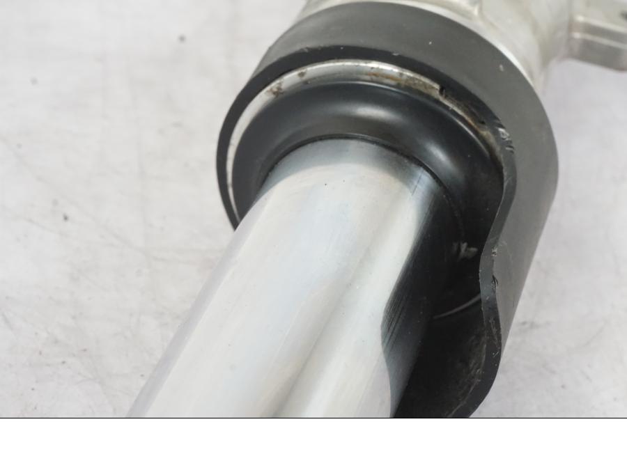 Snett uppifrån på Gaffelben från en Honda CBR 1000 F -1999 motorcykel.