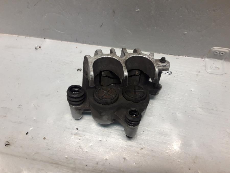 Baksidan på Bromsok från en Suzuki VL 800 -2009 motorcykel.