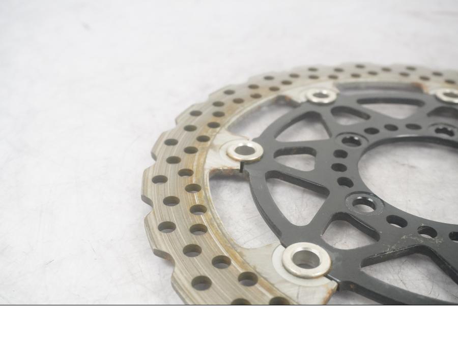 Baksidan på Bromsskiva från en Kawasaki Versys 650 -2007 motorcykel.