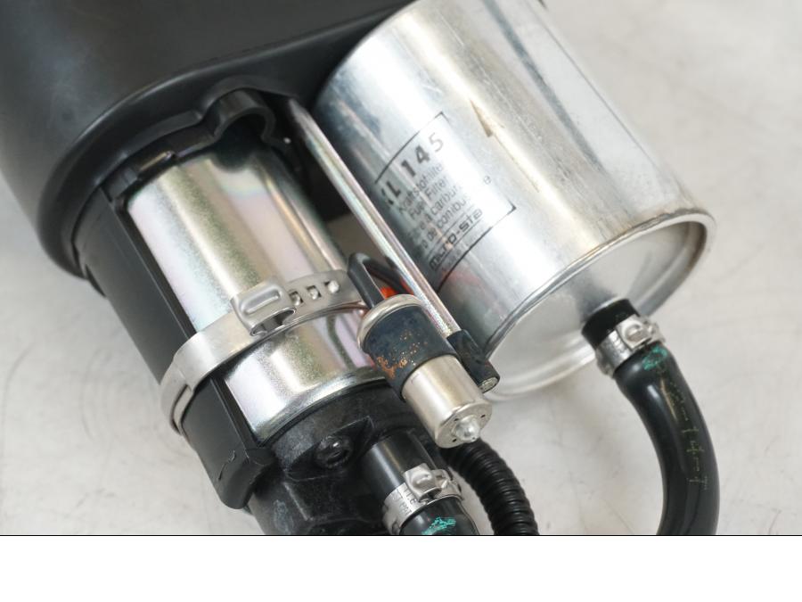 Höger sida på Bensinpump insprut från en Aprilia Tuono V4R -2011 motorcykel.