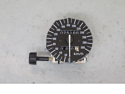 Framsidan på Hastighetsmätare från en Honda CBR 900 RR -1996 motorcykel.