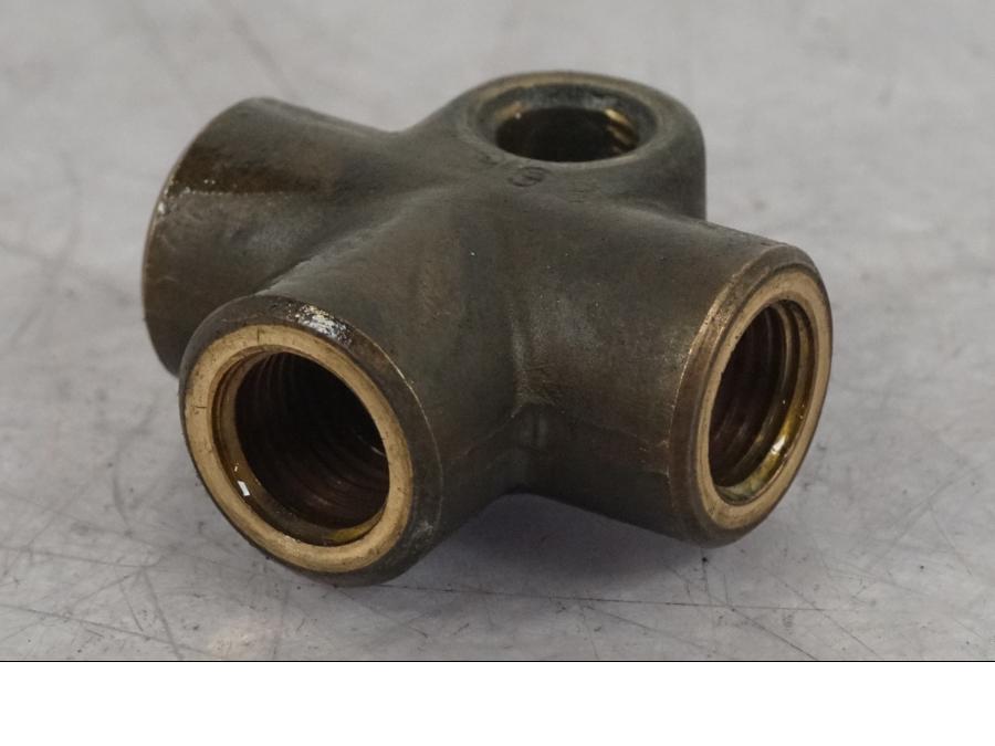 Baksidan på Bromsfördelare från en BMW R 1100 GS -1998 motorcykel.