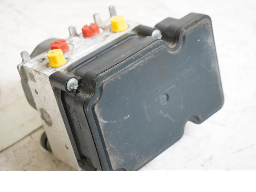 Höger sida på ABS Modulator från en BMW S 1000 RR -2010 motorcykel.