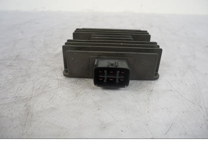 Snett uppifrån på Likriktare från en Kawasaki Versys 650 -2014 motorcykel.