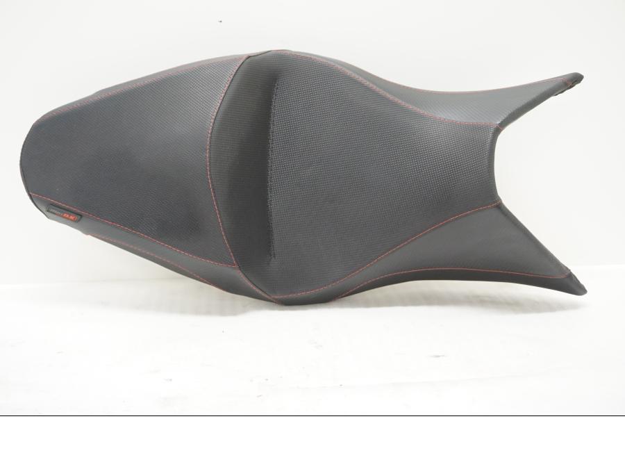 Vänster sida på Sadel från en Aprilia SL 750 Shiver -2008 motorcykel.