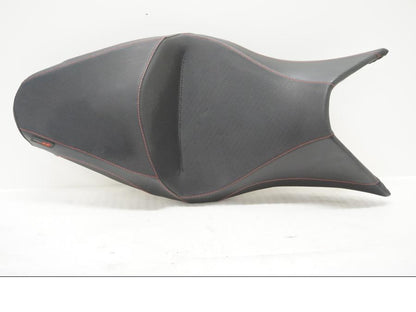 Vänster sida på Sadel från en Aprilia SL 750 Shiver -2008 motorcykel.