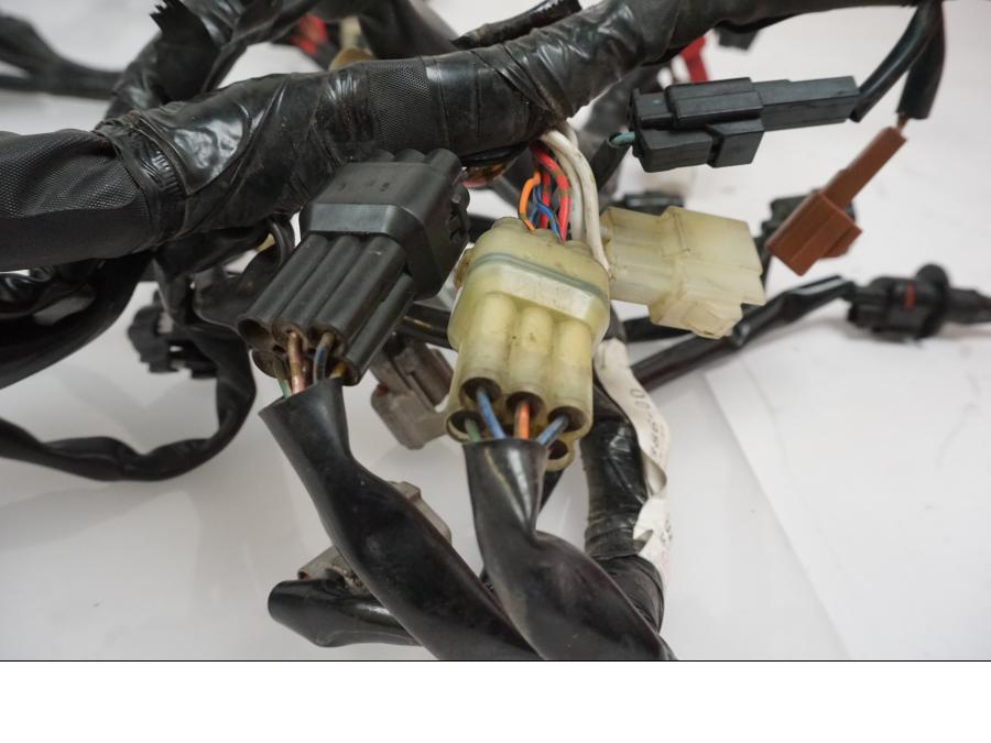 Snett nerifrån på Kabelstam från en Yamaha YZF R6 -2006 motorcykel.