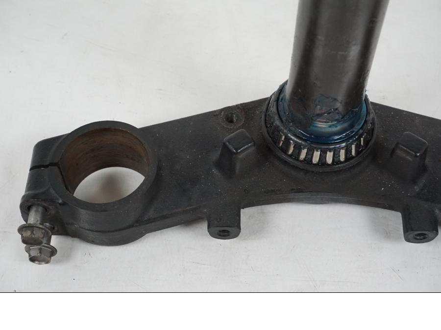 Baksidan på Gaffelkrona från en Kawasaki Z 750 -2006 motorcykel.