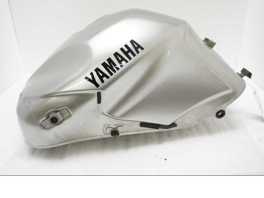 Baksidan på Bensintank från en Yamaha TDM 900 -2002 motorcykel.