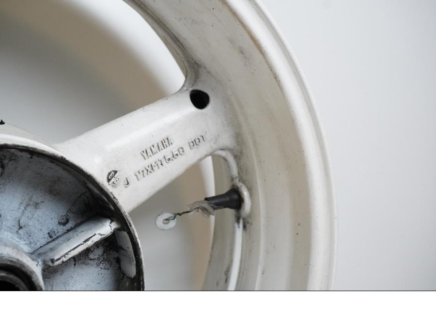 Vänster sida på Fälg från en Yamaha YZF R6 -2000 motorcykel.