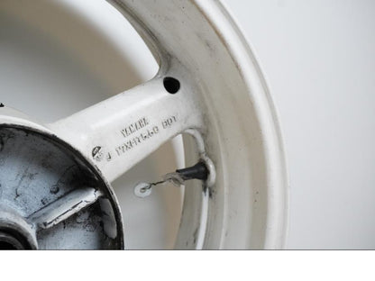 Vänster sida på Fälg från en Yamaha YZF R6 -2000 motorcykel.