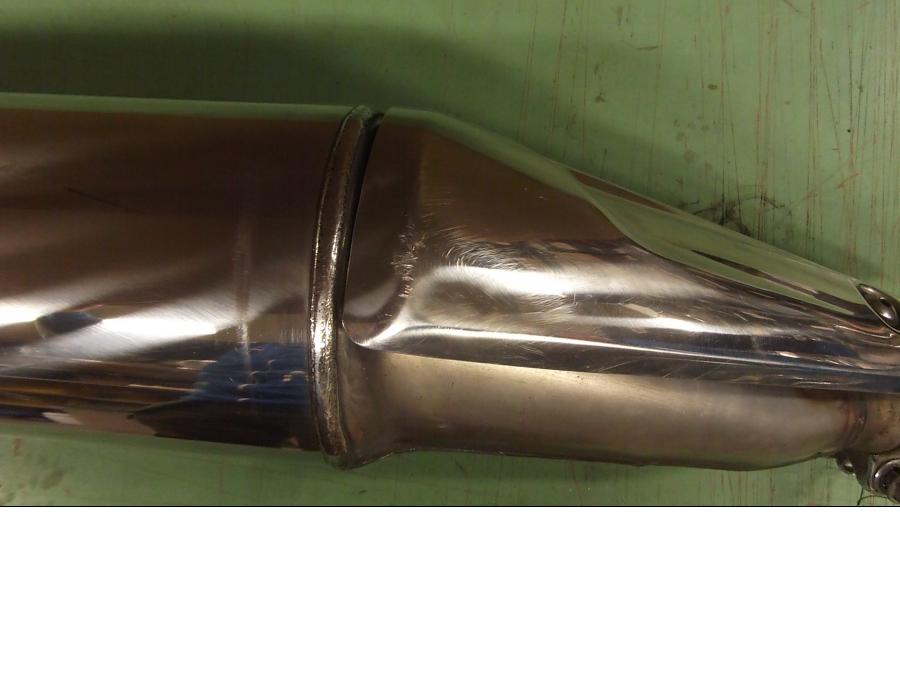 Baksidan på Ljuddämpare från en Honda CB 500 F -2013 motorcykel.