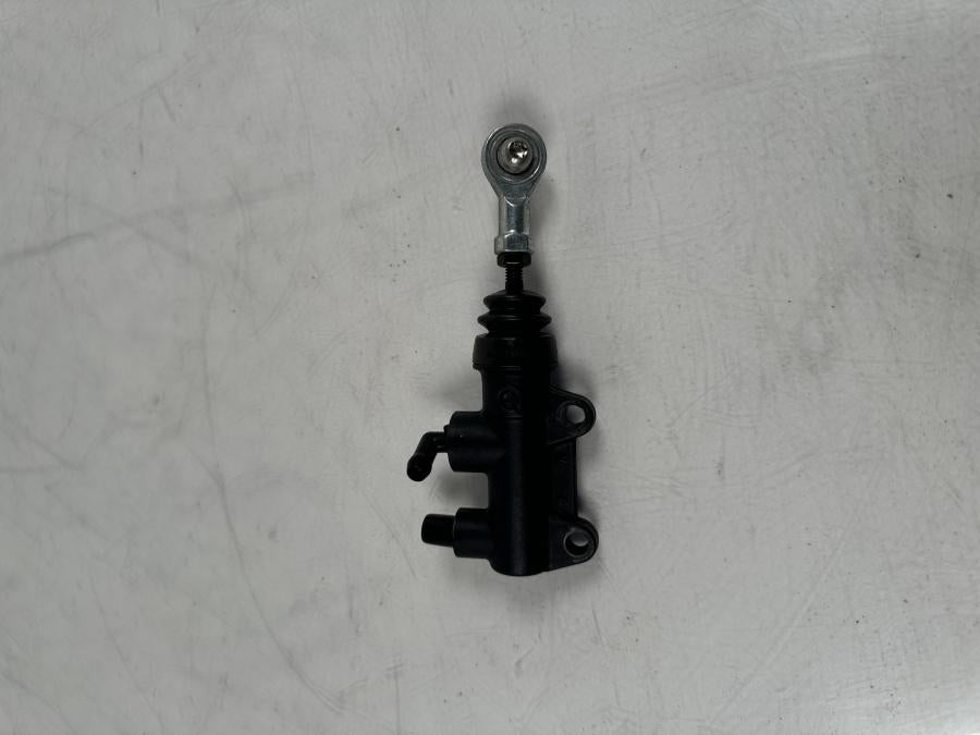 Framsidan på Bromshuvudcylinder från en KTM 1290 Super Duke R -2022 motorcykel.