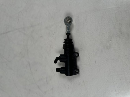 Framsidan på Bromshuvudcylinder från en KTM 1290 Super Duke R -2022 motorcykel.