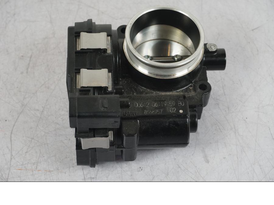 Baksidan på Spjällhus från en BMW R 1250 GS -2023 motorcykel.