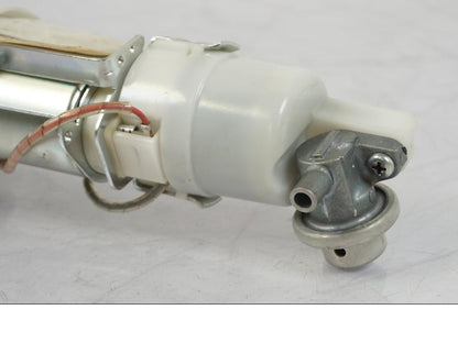 Snett uppifrån på Bensinpump insprut från en KTM 1290 Super Duke R -2018 motorcykel.