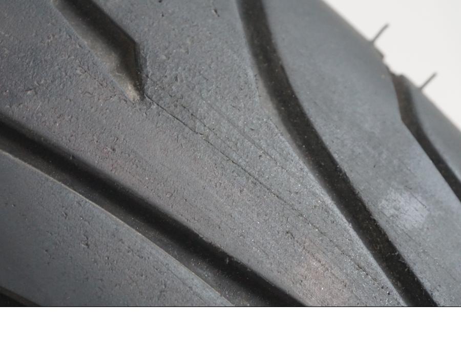 Extrabild4 på <p>Begagnad däck av märket Dunlop och modell Arrowmax StreetSmart.</p>

<p>Märke från inbromsning se bild.</p>

<p>Dimension 130/70-17 M/C 62H. </p>

<p>Mönsterdjup ca: 5,10mm.</p>

<p>Mönsterdjup yttre kant ca: 5,50mm.</p>

<p>Tillv: vecka 40 år 2018.</p> moped.