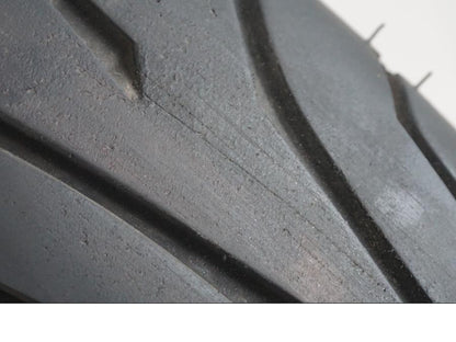 Extrabild4 på <p>Begagnad däck av märket Dunlop och modell Arrowmax StreetSmart.</p>

<p>Märke från inbromsning se bild.</p>

<p>Dimension 130/70-17 M/C 62H. </p>

<p>Mönsterdjup ca: 5,10mm.</p>

<p>Mönsterdjup yttre kant ca: 5,50mm.</p>

<p>Tillv: vecka 40 år 2018.</p> moped.