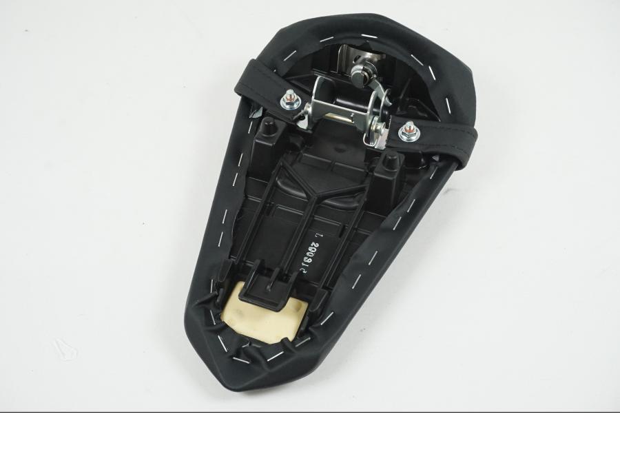 Höger sida på Sadel från en Yamaha YZF 1000 R1 -2016 motorcykel.