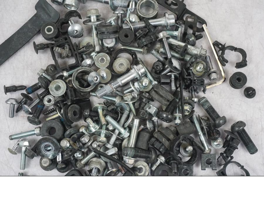 Höger sida på Skruv / Mutter etc från en Yamaha MT-09 -2016 motorcykel.