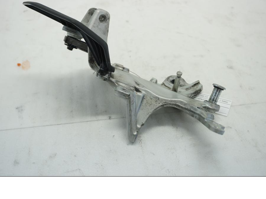 Baksidan på Fotpinnefäste från en Ducati Multistrada 1158 V4 -2021 motorcykel.