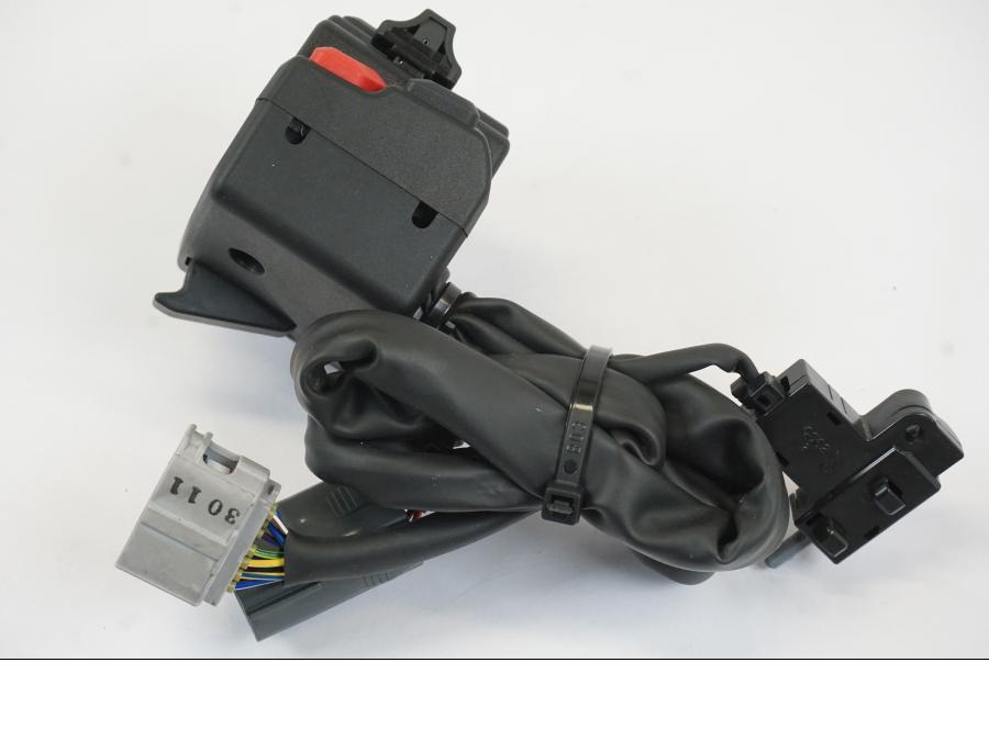 Snett nerifrån på Styrelreglage från en Triumph Trident -2021 motorcykel.